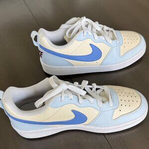 Nike Youth Sneaker Size 5.5 Blue and Cream